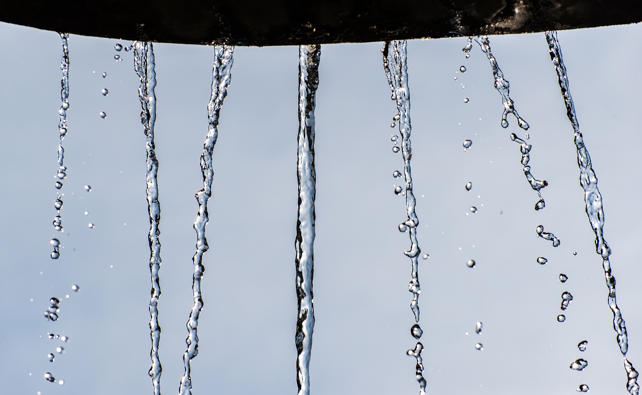 Fountain Water Drip Liquid - wal_172619 / Pixabay