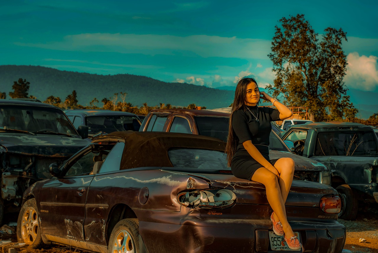 Girl Woman Automobile Antique Car - 3239028 / Pixabay
