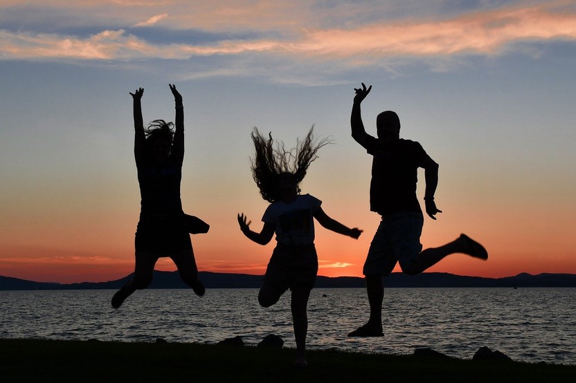 Holiday Silhouette Family Sunset - Sztrapacska74 / Pixabay