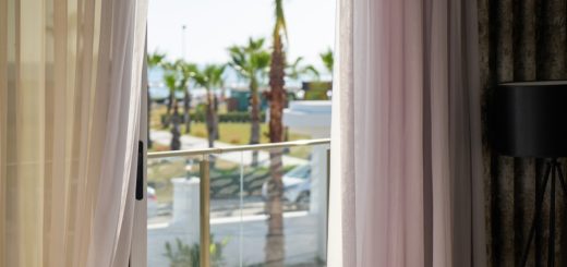 Hotel Room Landscape Curtain  - Engin_Akyurt / Pixabay