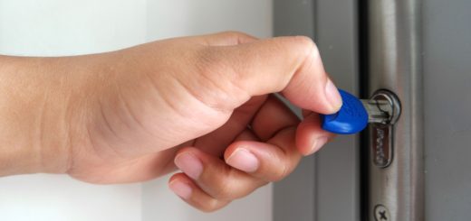 Key Door Opening Door Lock  - multifacetedgirl / Pixabay