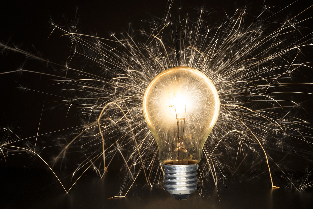 Light Bulb Fire Storm Burn Radio  - wallner / Pixabay
