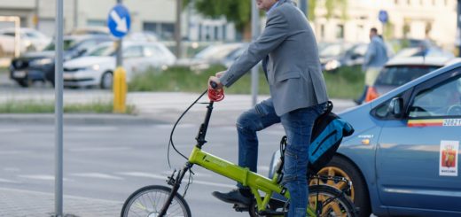Man Adult Riding Bicycle Waiting  - Surprising_Shots / Pixabay