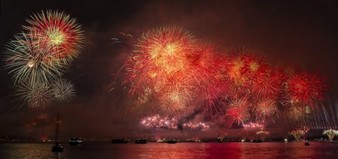 Night Fireworks Nightscape  - Alpcem / Pixabay