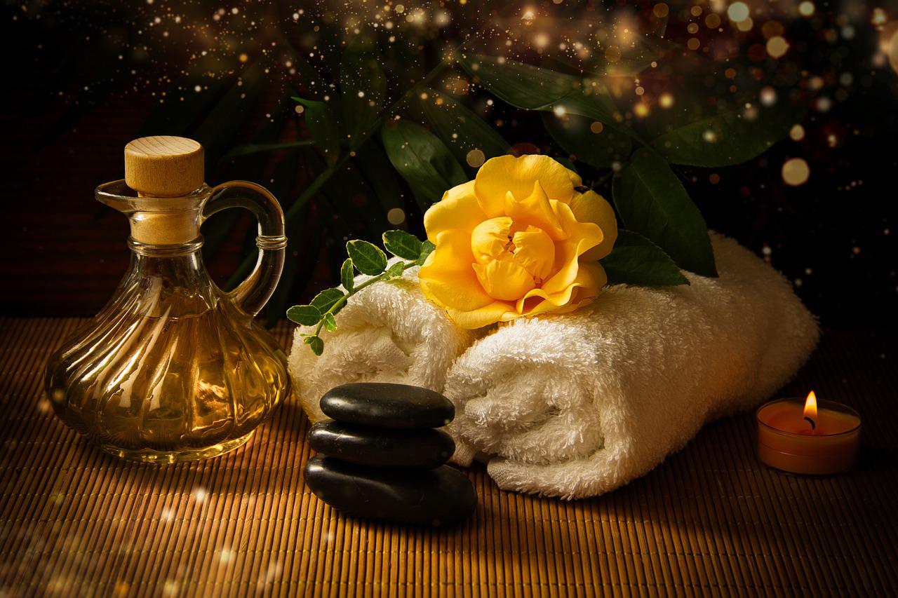 Spa Massage Oil Towels Flower - guvo59 / Pixabay