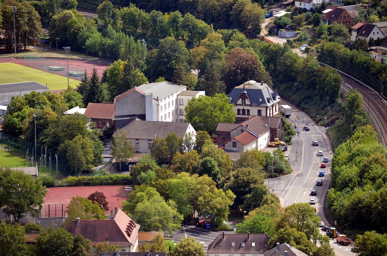 Town Village Houses Buildings Road - Psaiko / Pixabay