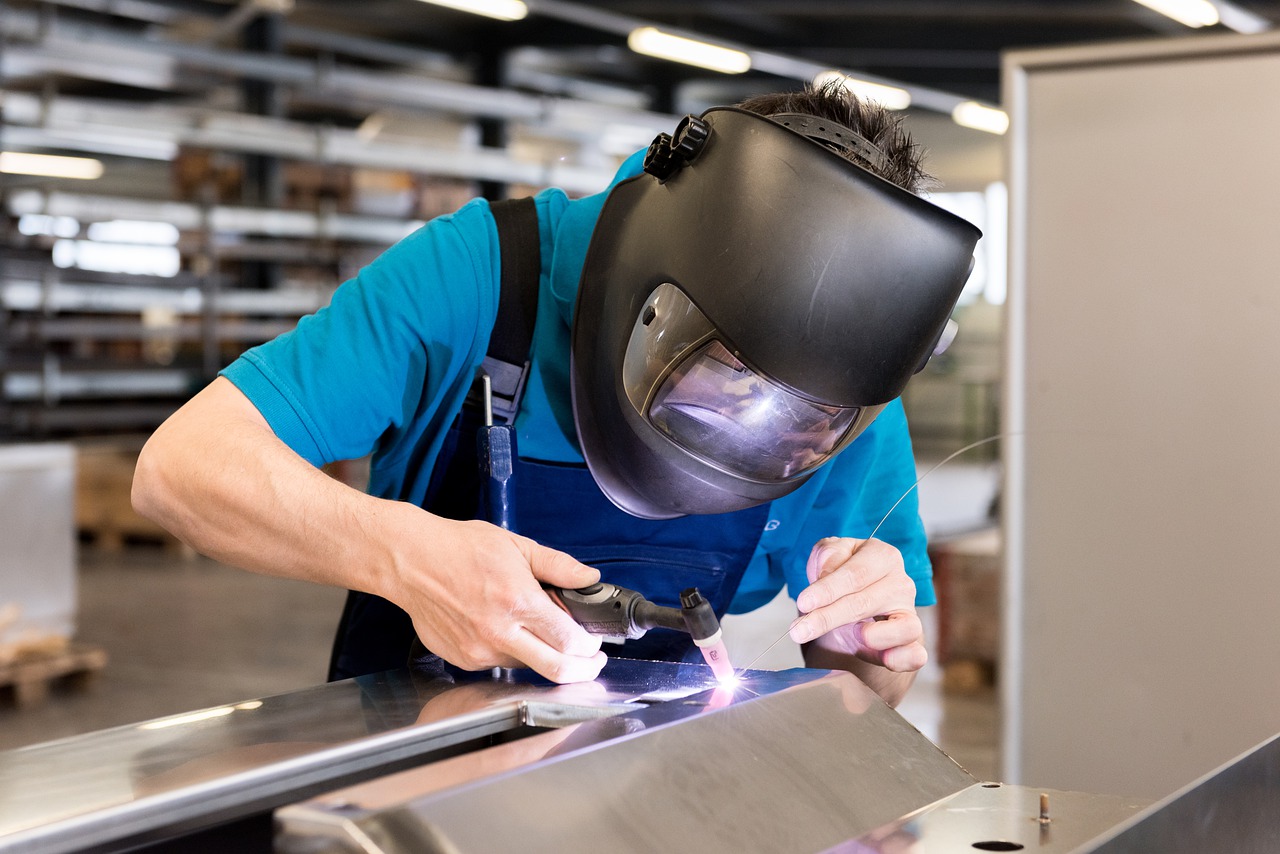 Welding Work Helmet - greenlightvision_ch / Pixabay